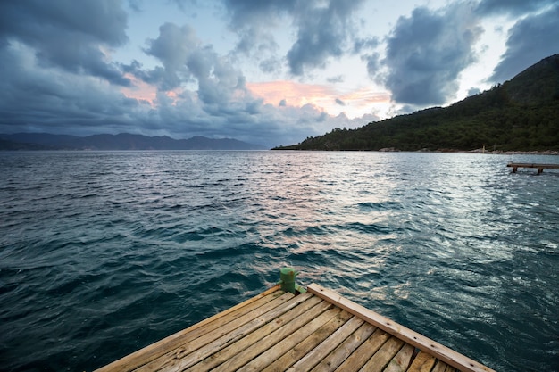 Belle côte de la mer en Turquie