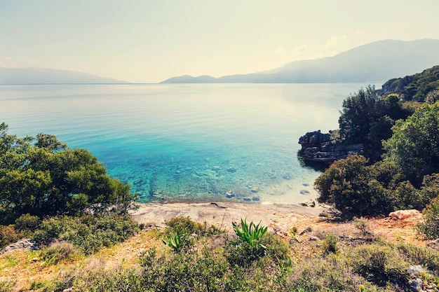 Belle côte rocheuse en Grèce