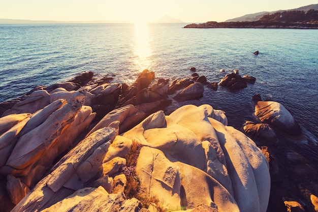 Belle côte rocheuse en Grèce