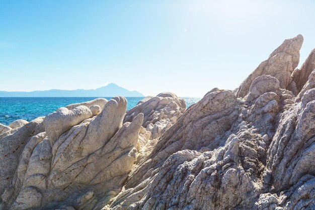 Belle côte rocheuse en Grèce