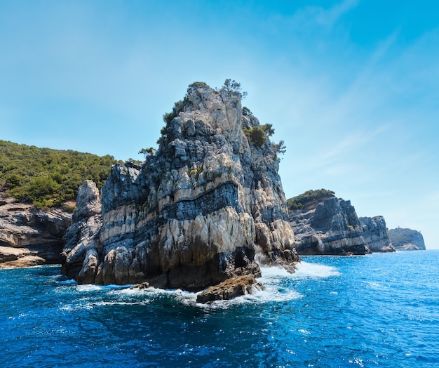 Belle côte rocheuse de l'île de Palmaria près de Portovenere Golfe des Poètes Parc National des Cinque Terre La Spezia Ligurie Italie