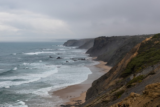 Belle côte rocheuse et mer bleue au Portugal