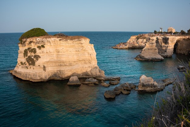 Belle côte rocheuse de la mer en Italie avec de l'eau claire