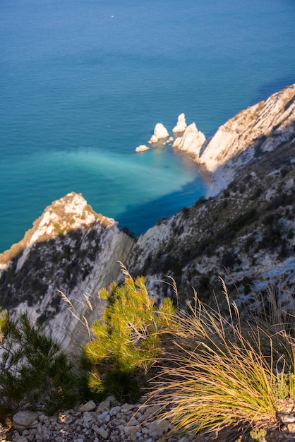 Belle côte rocheuse en mer Méditerranée vue d'en haut