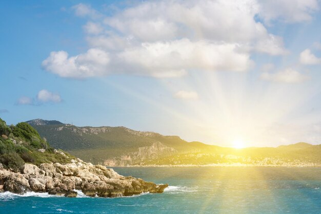 Belle côte rocheuse verte de paysage marin et eau turquoise au soleil