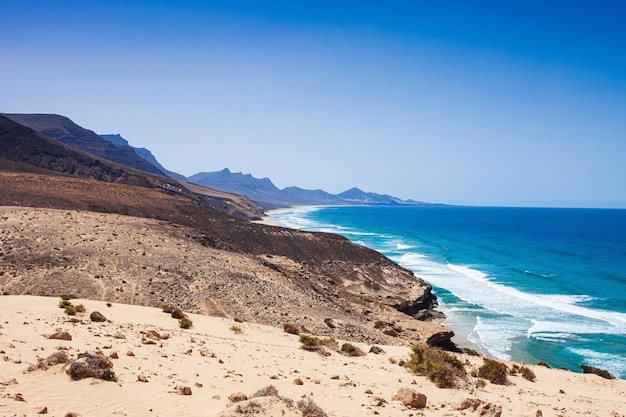 belle côte sablonneuse sous les escarpements rocheux, Fuerteventura