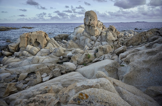 Belle côte sud de la Sardaigne faite de pierres et de rochers de granit