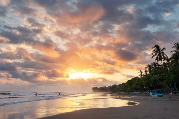 Belle côte tropicale de l'océan Pacifique au Costa Rica