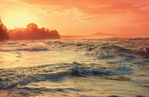 Belle côte tropicale de l'océan Pacifique au Costa Rica