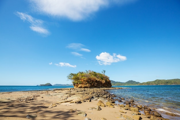 Belle côte tropicale de l'océan Pacifique au Costa Rica