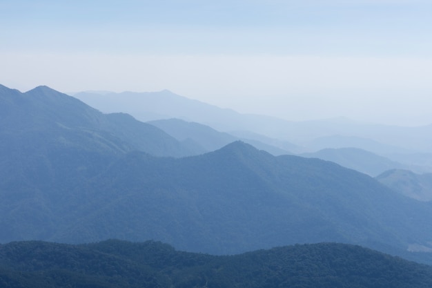 Belle couche de chaîne de montagnes avec un brouillard fané.