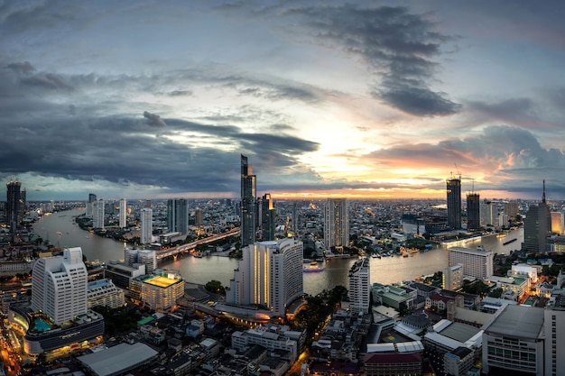 Belle couché du soleil Chao Phraya River panoramique de la ville de Bangkok