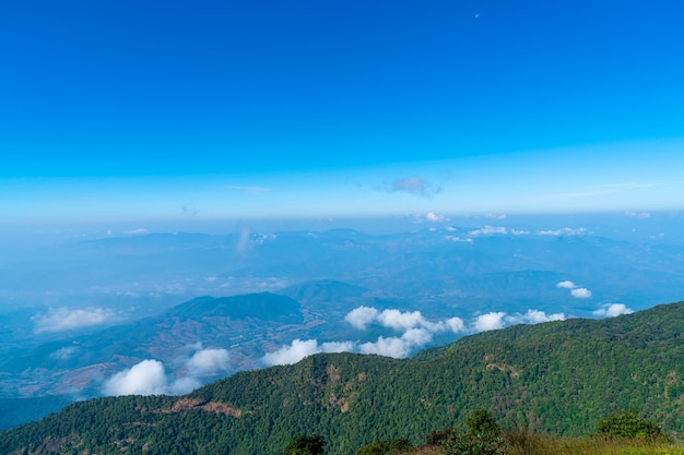 Belle couche de montagne avec des nuages et un ciel bleu à Kew Mae Pan Nature Trail à Chiang Mai, Thaïlande