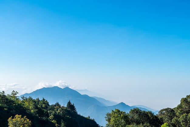 Belle couche de montagne avec des nuages et le lever du soleil à Chiang Mai en Thaïlande