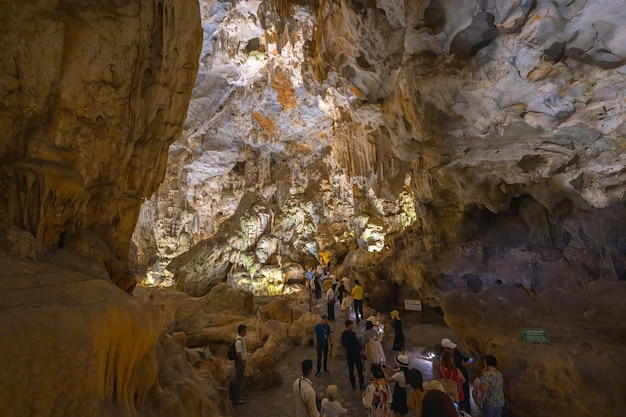 Belle coulée et stalactites dans la grotte de Thien Cung Grotte du palais céleste de la baie d'Halong Vietnam La grotte de Thien Cung est l'une des plus grandes et des plus belles grottes de la baie d'Halong UNESCO