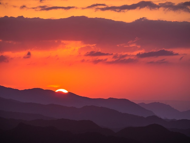 belle couleur de coucher de soleil sur les montagnes