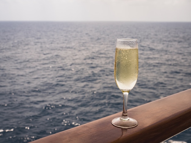 Belle coupe de champagne sur le pont ouvert