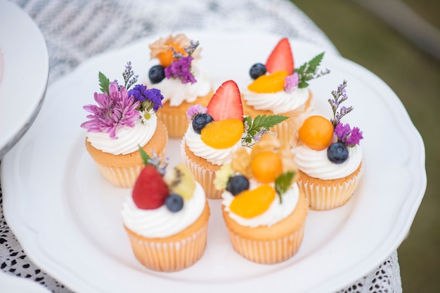 Belle coupe gâteau en fête de mariage