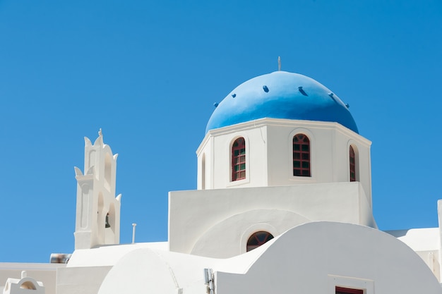 Belle coupole au soleil de Santorin