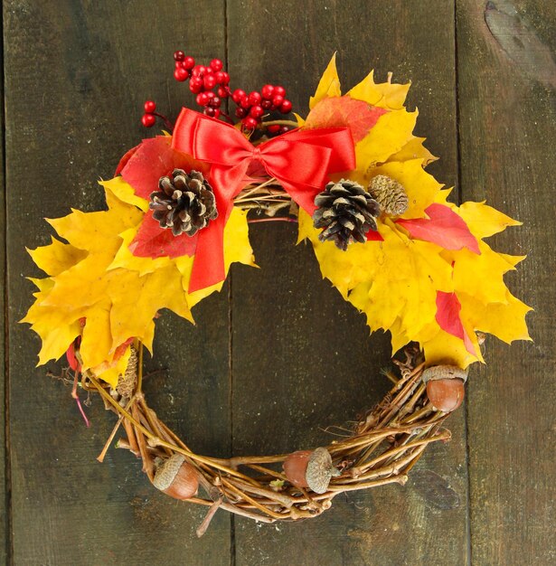 Belle couronne de Thanksgiving sur fond de bois