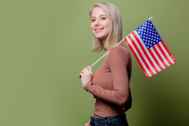 Belle cow-girl avec le drapeau des États-Unis d'Amérique