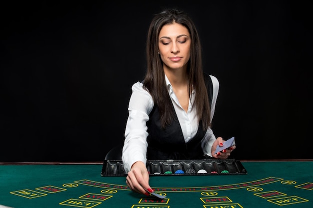 La belle croupier derrière une table de poker