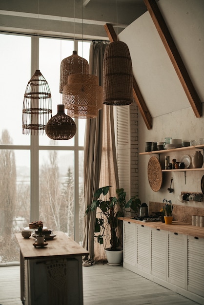 Belle cuisine intérieure confortable avec des détails blancs et bois.