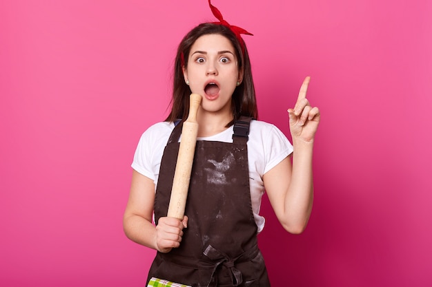 Belle cuisinière occupée ouvre largement la bouche