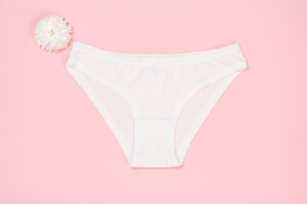 Belle culotte en coton pour femme sur fond rose.