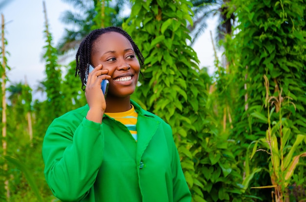 Belle dame africaine faisant des appels dans la ferme