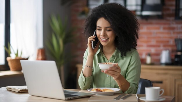 Photo une belle dame qui travaille avec un ordinateur portable et parle sur son smartphone et prend son petit déjeuner.