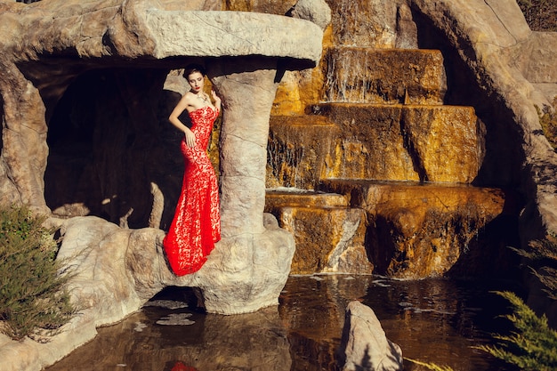 Belle dame en robe rouge au restaurant.