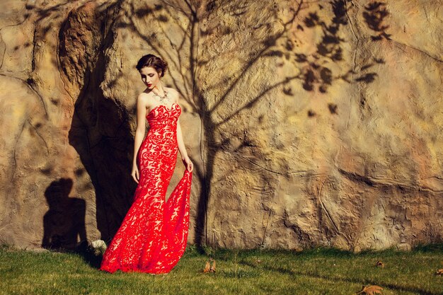 Belle dame en robe rouge au restaurant.