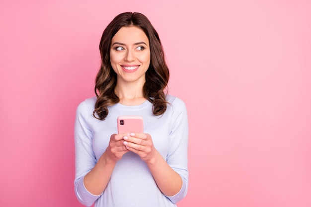 belle dame séduisante tenir le téléphone regarder l'espace vide