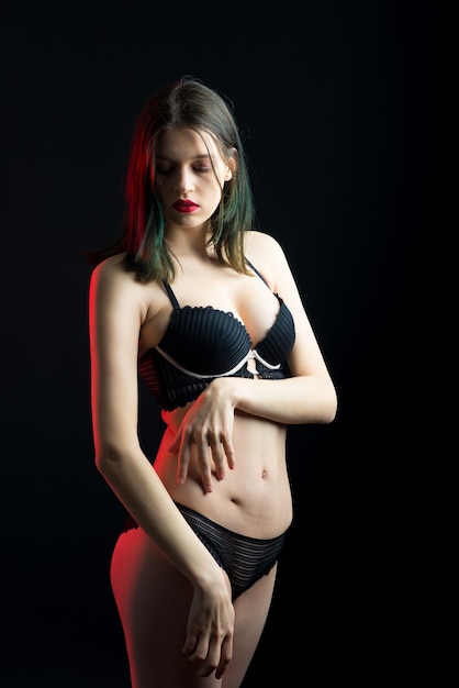 Belle dame timide en bikini et soutien-gorge en dentelle