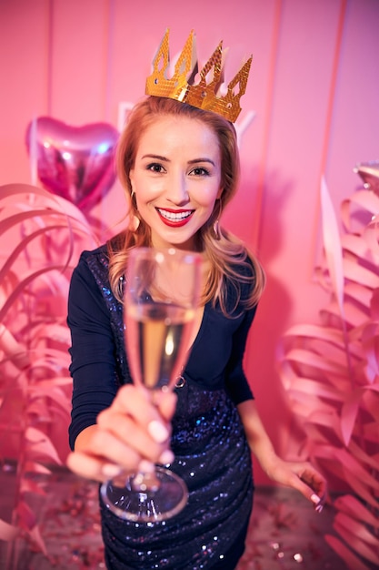 Belle dame avec un verre de vin mousseux à l'avenir