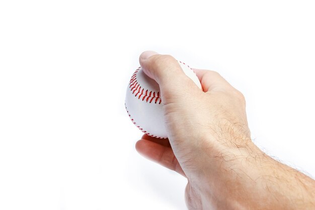 Belle dans les mains d'une balle de baseball sur fond blanc myach