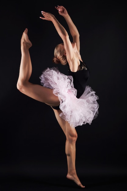 Belle danse ballet fille beauté sautant jeune femme