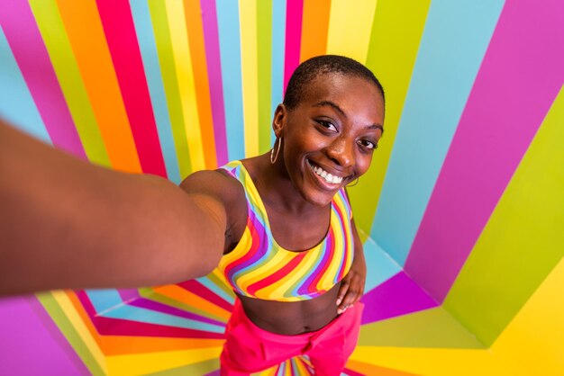 Belle danseuse afro-américaine s'amusant à l'intérieur d'une salle arc-en-ciel