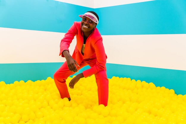 Belle danseuse afro-américaine s'amusant à l'intérieur d'une salle arc-en-ciel