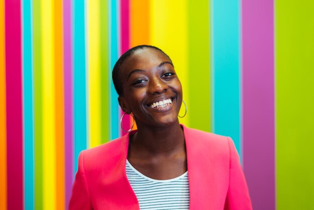 Belle danseuse afro-américaine s'amusant à l'intérieur d'une salle arc-en-ciel