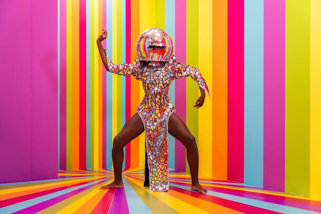 Belle danseuse afro-américaine s'amusant à l'intérieur d'une salle arc-en-ciel