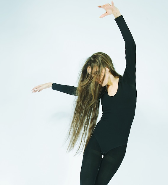 Belle danseuse aux cheveux longs