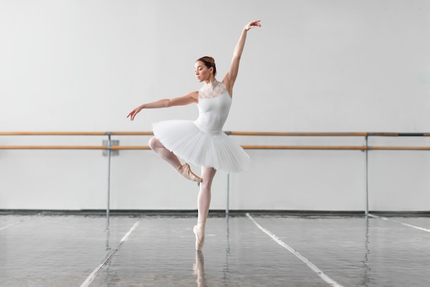 Belle danseuse de ballet en classe