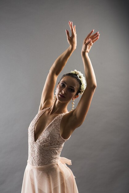 Belle danseuse de ballet en costume beige