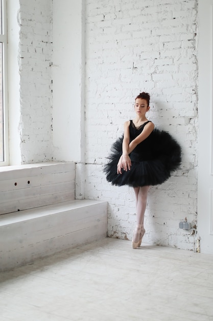 Belle danseuse de ballet dans une salle blanche