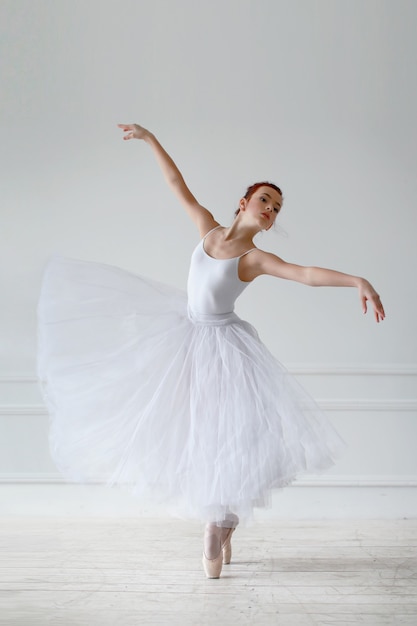 Belle danseuse de ballet dans une salle blanche