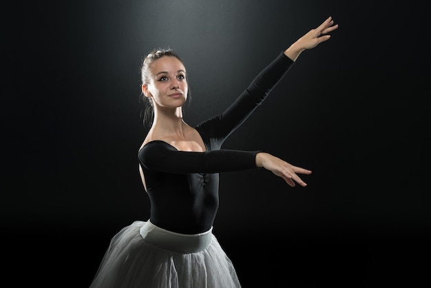 Belle Danseuse De Ballet Féminine Sur Fond Noir Ballerine Porte Un Tutu Et Des Pointes