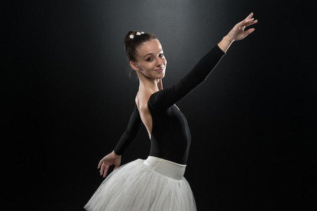 Belle Danseuse De Ballet Féminine Sur Fond Noir Ballerine Porte Un Tutu Et Des Pointes