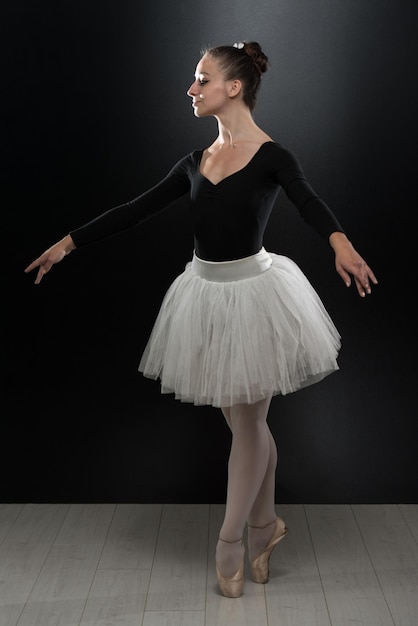 Belle Danseuse De Ballet Féminine Sur Fond Noir Ballerine Porte Un Tutu Et Des Pointes